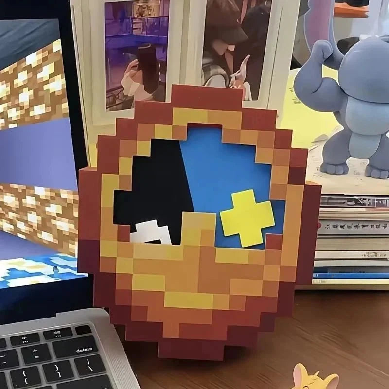 Pikselowy zegar na biurku obok laptopa